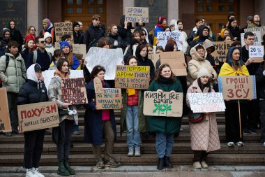 Yolsuzluğu protesto eden ve askeri harcamaların artırılmasını talep eden büyük bir grup genç Ukraynalı. Ukrayna 'da halka açık bir gösteri. Halk askeri bütçenin artırılmasını talep ediyor. Kyiv - 24 Şubat 2024