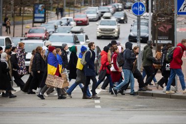 Ukraynalı büyük bir grup vatansever şehir caddesinde yürüyor. Ukrayna 'da halka açık bir gösteri. Halk askeri bütçenin artırılmasını talep ediyor. Kyiv - 24 Şubat 2024