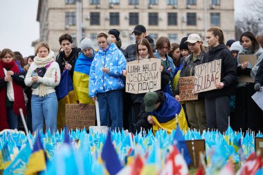 Rus işgalinin ikinci yıldönümünde Meydan 'da (Bağımsızlık Meydanı) düşen savunmacılar için yas tutan Ukraynalı eylemciler. Kyiv - 24 Şubat 2024