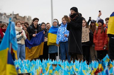 Tam ölçekli Rus istilasının yıldönümünde Bağımsızlık Meydanı 'nda sahne alan Ukraynalı şair. Kyiv - 24 Şubat 2024