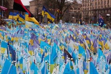 Ukrayna 'nın düşen savunucularına adanmış büyük bir Ukrayna bayrağı alanı. Kyiv - 24 Şubat 2024