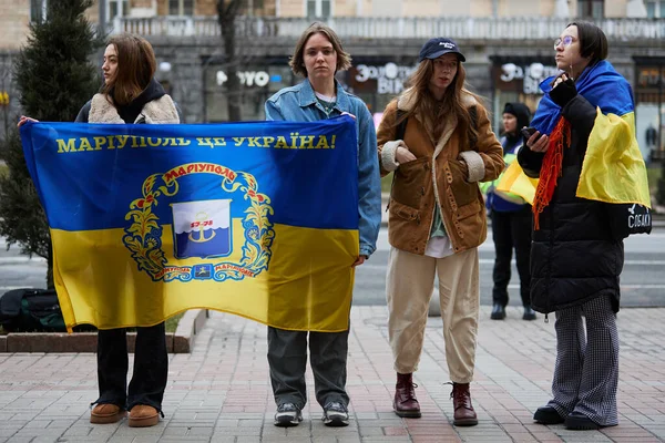 Las Mujeres Ucranianas Sostienen Una Bandera Ciudad Mariupol Que Está —  Fotos de Stock