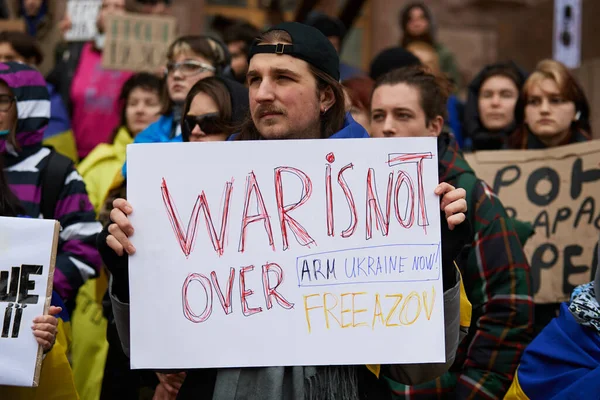 Demonstrant Mit Einem Transparent Der Krieg Ist Nicht Vorbei Bewaffnet — Stockfoto