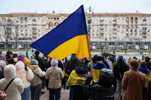 Patriota Ucraniano Ondeando Con Gran Bandera Ucrania Una Manifestación Pacífica —  Fotos de Stock