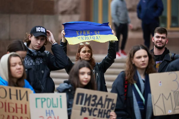 Ukrainska Aktivister Håller Flagga Med Skrivandet Krim Ukraina Ett Möte — Stockfoto