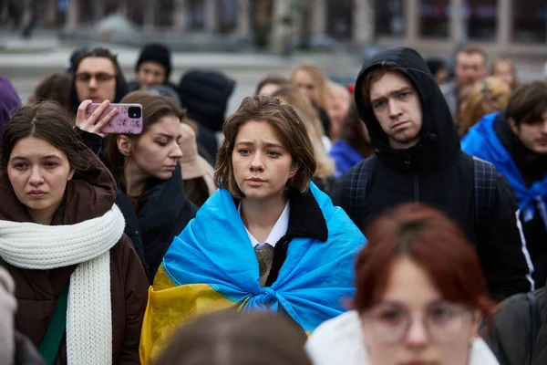 Młoda Ukraińska Dziewczyna Nosząca Flagę Narodową Ukrainy Wiecu Drugą Rocznicę — Zdjęcie stockowe