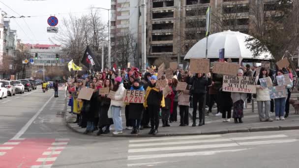 ウクライナ人活動家の大集団は ロシア捕虜から戦争捕虜を釈放するための平和的なデモで フリー アゾフ を掲げた キエフ 2024 — ストック動画