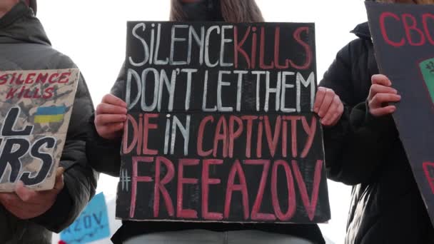 Person Holds Banner Silence Kills Free Azov Peaceful Demonstration Release — Stock Video