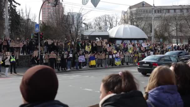 Украинские Активисты Держат Плакаты Свободу Азову Мирной Демонстрации Освобождение Военнопленных — стоковое видео