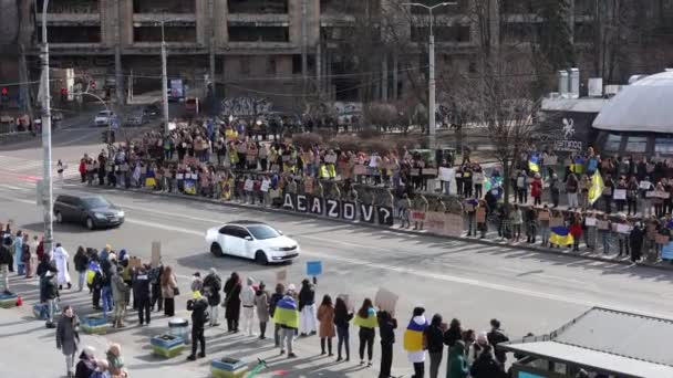 Ukrajinci Veřejné Demonstraci Propuštění Válečných Zajatců Ruského Zajetí Kyjev Března — Stock video