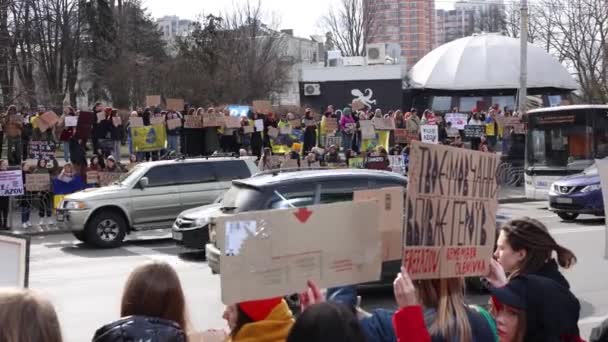 Gran Grupo Activistas Ucranianos Llevan Pancartas Free Azov Una Manifestación — Vídeos de Stock