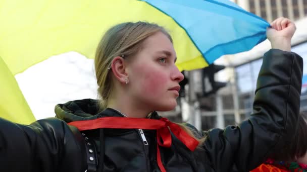 Patriota Ucraniano Camina Con Una Bandera Ucrania Una Manifestación Pacífica — Vídeos de Stock