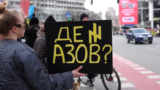 Mulher Segura Uma Bandeira Onde Está Azov Sobre Uma Manifestação — Vídeo de Stock