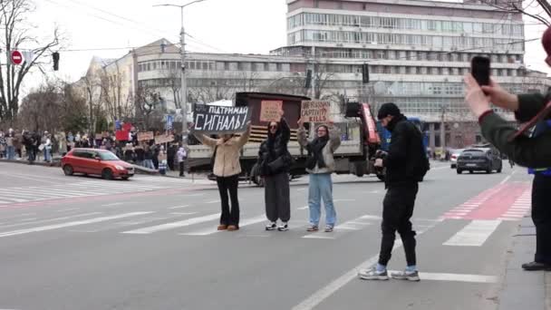 Las Mujeres Ucranianas Exigen Protestar Con Pancartas Manifestación Pacífica Por — Vídeo de stock