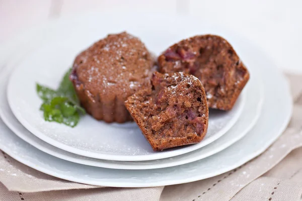 Hemmagjord Choklad Muffins Med Mogna Bär Körsbär — Stockfoto