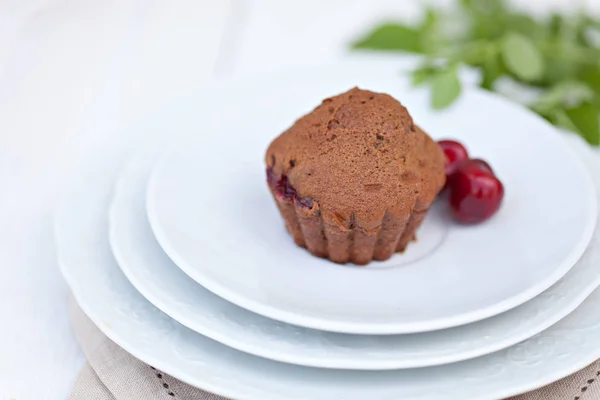 Zelfgemaakte Chocolade Muffins Met Rijpe Bessen Van Kers — Stockfoto