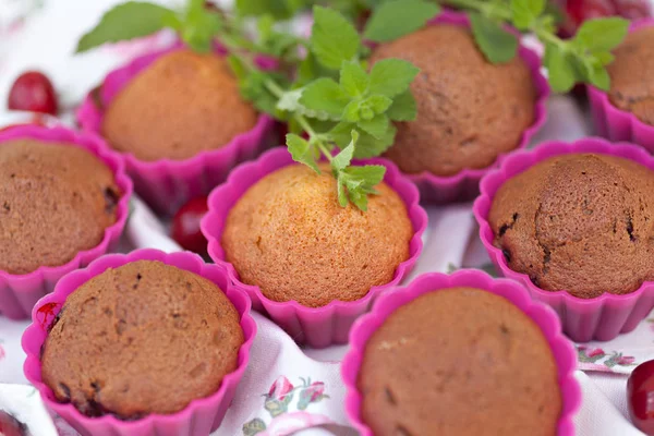 Magdalenas Chocolate Caseras Con Bayas Maduras Cereza —  Fotos de Stock