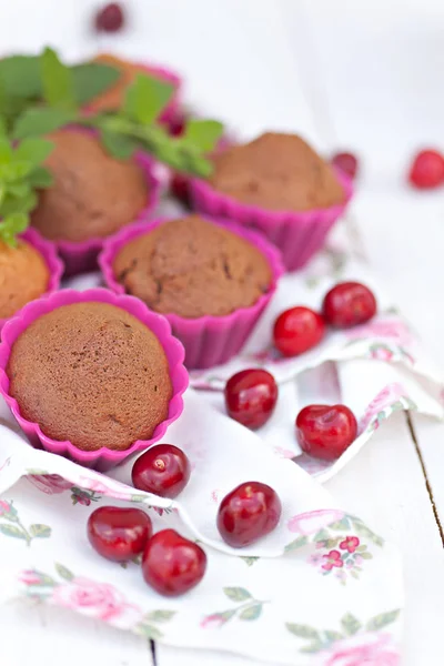 Magdalenas Chocolate Caseras Con Bayas Maduras Cereza — Foto de Stock