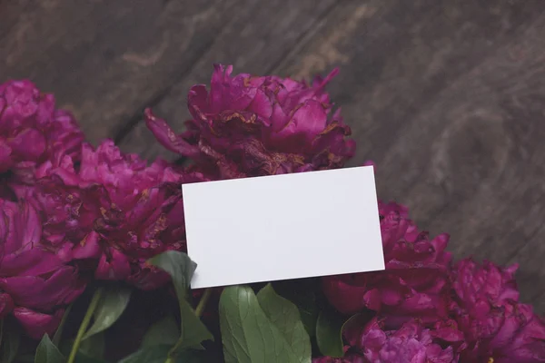 Tarjeta Blanco Sobre Fondo Madera Oscura Con Peonías —  Fotos de Stock