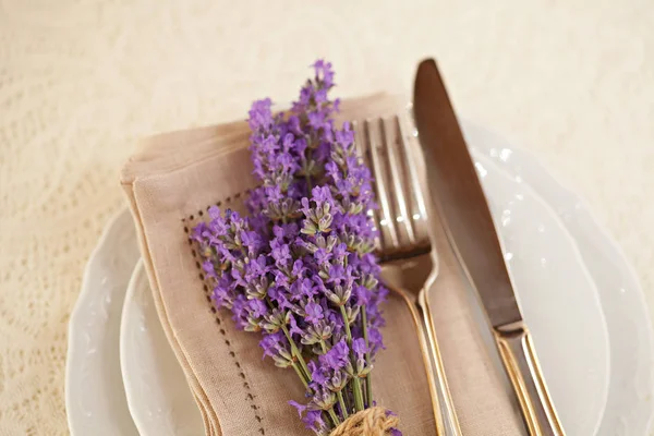 Servering Tabell Lavendel Blommor Inredning — Stockfoto