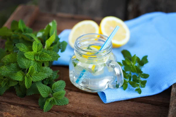 Refreshing Cold Lemon Lemonade Glass Mug Outdoor Old Wooden Background — Stock Photo, Image