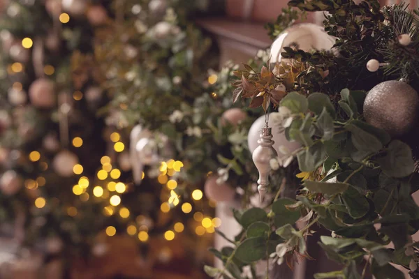 Dekoration Hause Mit Beleuchtetem Weihnachtsbaum Geschenken Kamin Strümpfen Weihnachten Und — Stockfoto