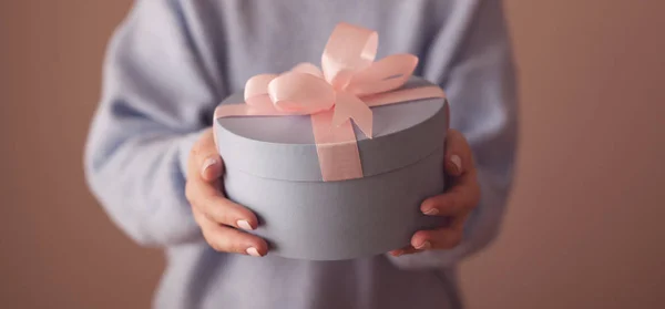 Mooie Ronde Blauwe Geschenkdoos Met Een Roze Strik Handen Van — Stockfoto