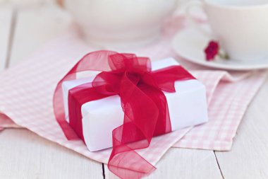 Kırmızı kurdele ile beyaz hediye kutusu ile kompozisyon