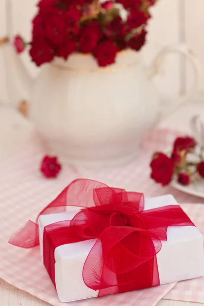 Composición Con Caja Regalo Blanca Con Cinta Roja —  Fotos de Stock