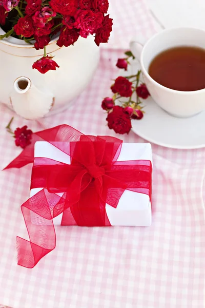 Composizione Con Confezione Regalo Bianca Con Nastro Rosso — Foto Stock