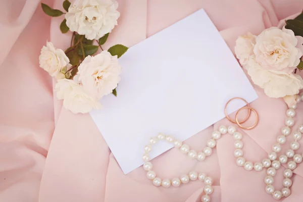 邀请婚礼卡片与明亮的玫瑰色花在粉红色丝绸背景 — 图库照片