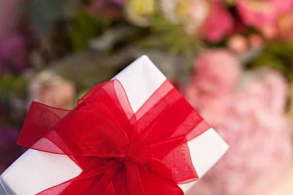 Doos Van Gift Van Close Met Rode Strik Bloemen Achtergrond — Stockfoto