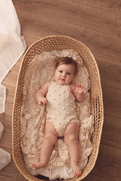 ヶ月の女児は ウィンドウの横に枝編み細工品バスケット — ストック写真