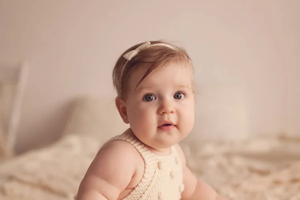 Portret Van Een Zes Maanden Oude Meisje — Stockfoto