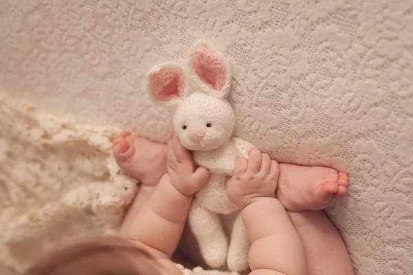 Brinquedo Coelho Mãos Bebê — Fotografia de Stock