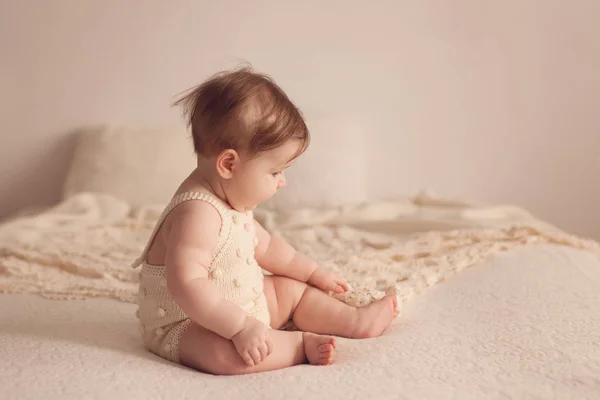 Porträt Eines Sechs Monate Alten Mädchens Das Auf Einem Bett — Stockfoto