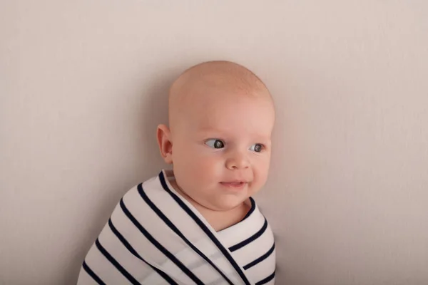 Portret Van Twee Maanden Oude Jongen Witte Achtergrond — Stockfoto