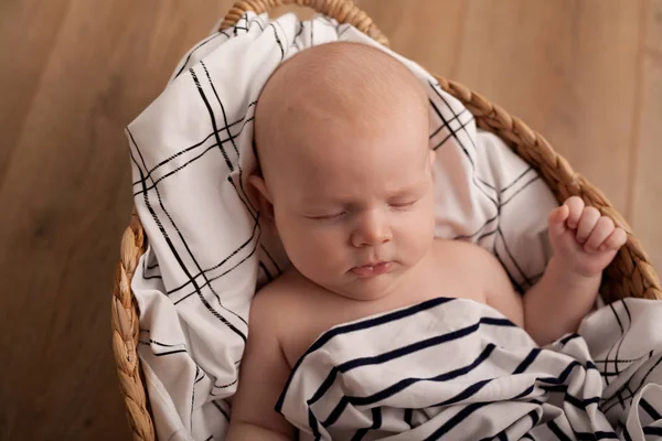 Baby Korb Schlafen — Stockfoto