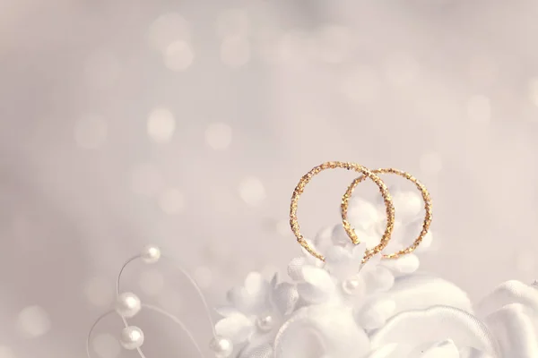 抽象婚礼灯光背景与戒指 — 图库照片