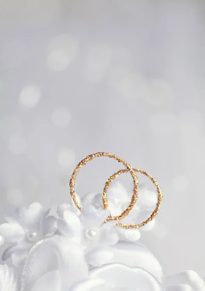 抽象婚礼灯光背景与戒指 — 图库照片
