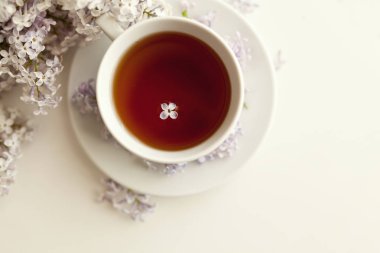 Çay ve leylak buketi fincan