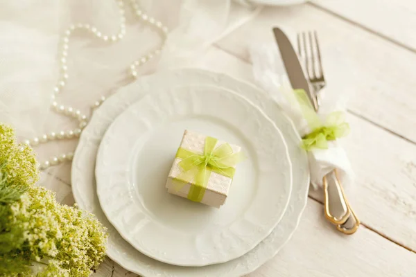 Ajuste Mesa Festivo Con Caja Regalo Plato —  Fotos de Stock