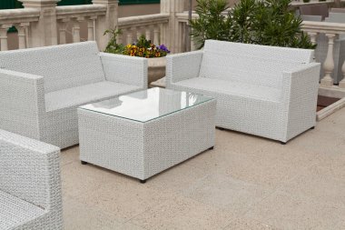 rattan mobilya ile sokak kafe iç 