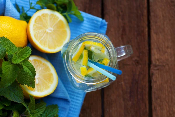 Bevanda Limone Naturale Fresca Una Tazza Vetro Sfondo Legno Vista — Foto Stock