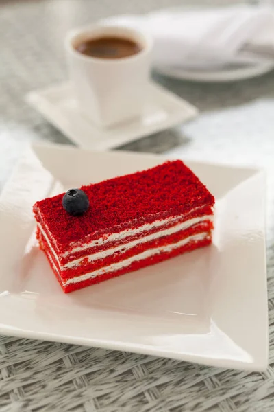 Morceau Gâteau Velours Rouge Sur Une Assiette Blanche — Photo