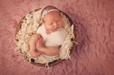 Sevimli yenidoğan 10 günlük kız bebek