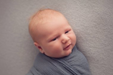 Uyuyan yenidoğan erkek bebek 10 günlük