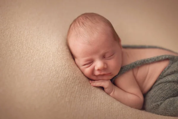 Weinig Slapende Pasgeboren Baby Jongen — Stockfoto