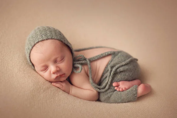 小熟睡的新生儿男婴 — 图库照片