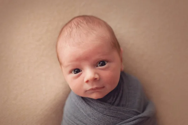 Liten Sovande Nyfödda Pojke — Stockfoto